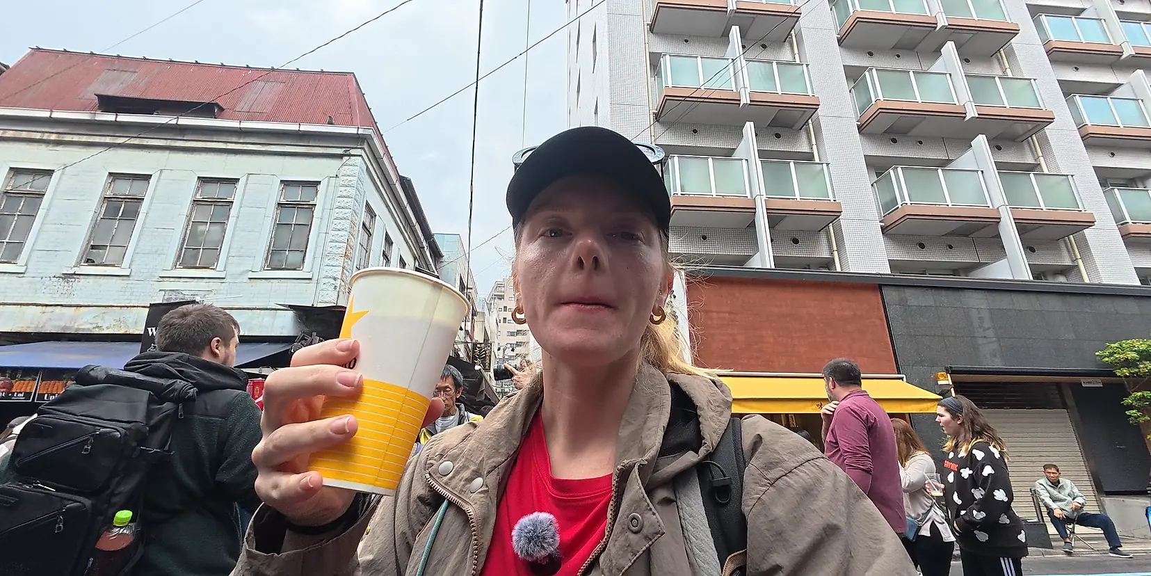 Copo de cerveja Sapporo tirada na hora no mercado de Tsukiji, em Tóquio