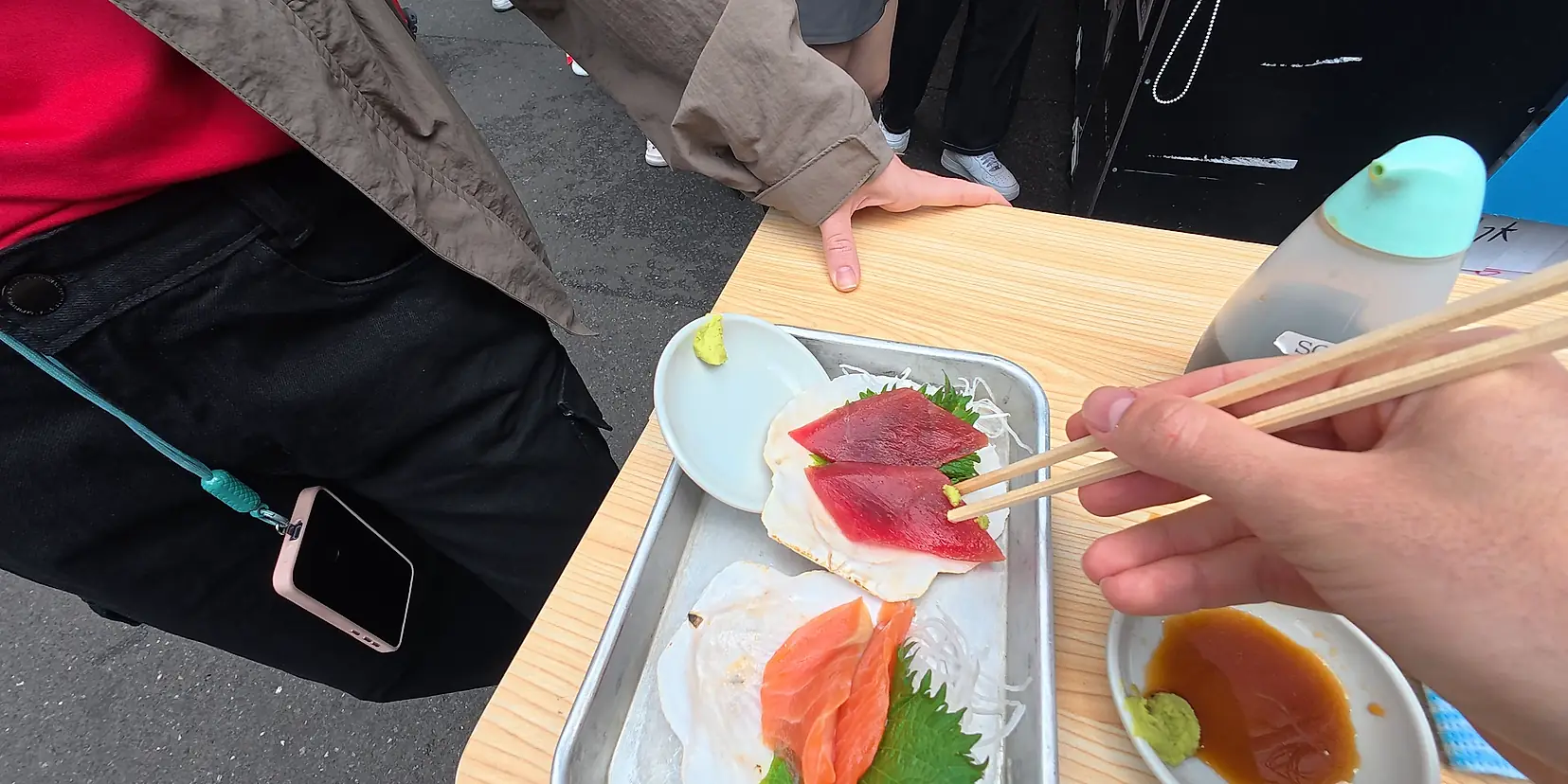 Bandeja de sashimi de atum e salmão fresco no mercado de Tsukiji