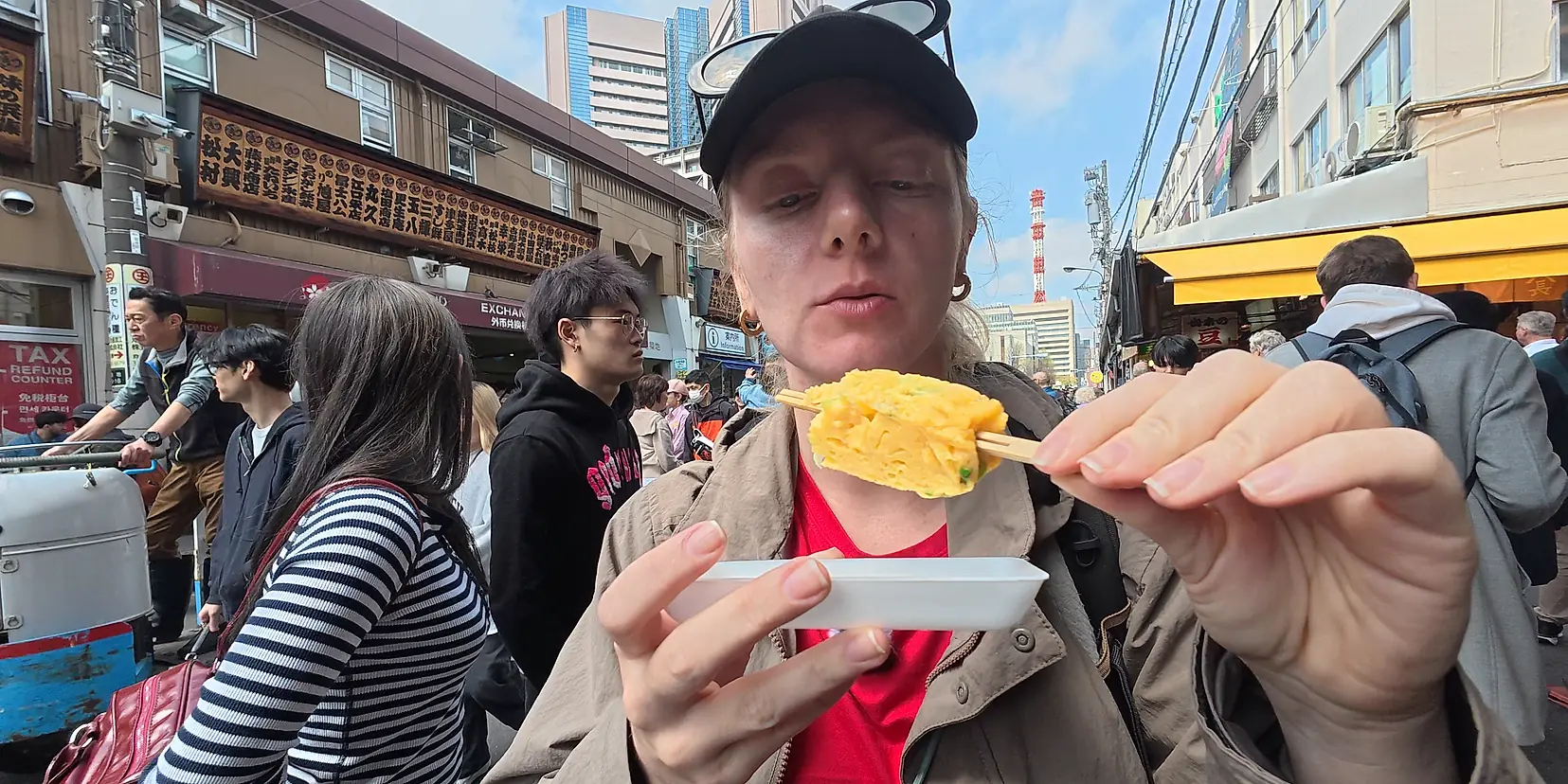 Tamagoyaki, omelete japonesa em camadas servida no espeto em Tsukiji