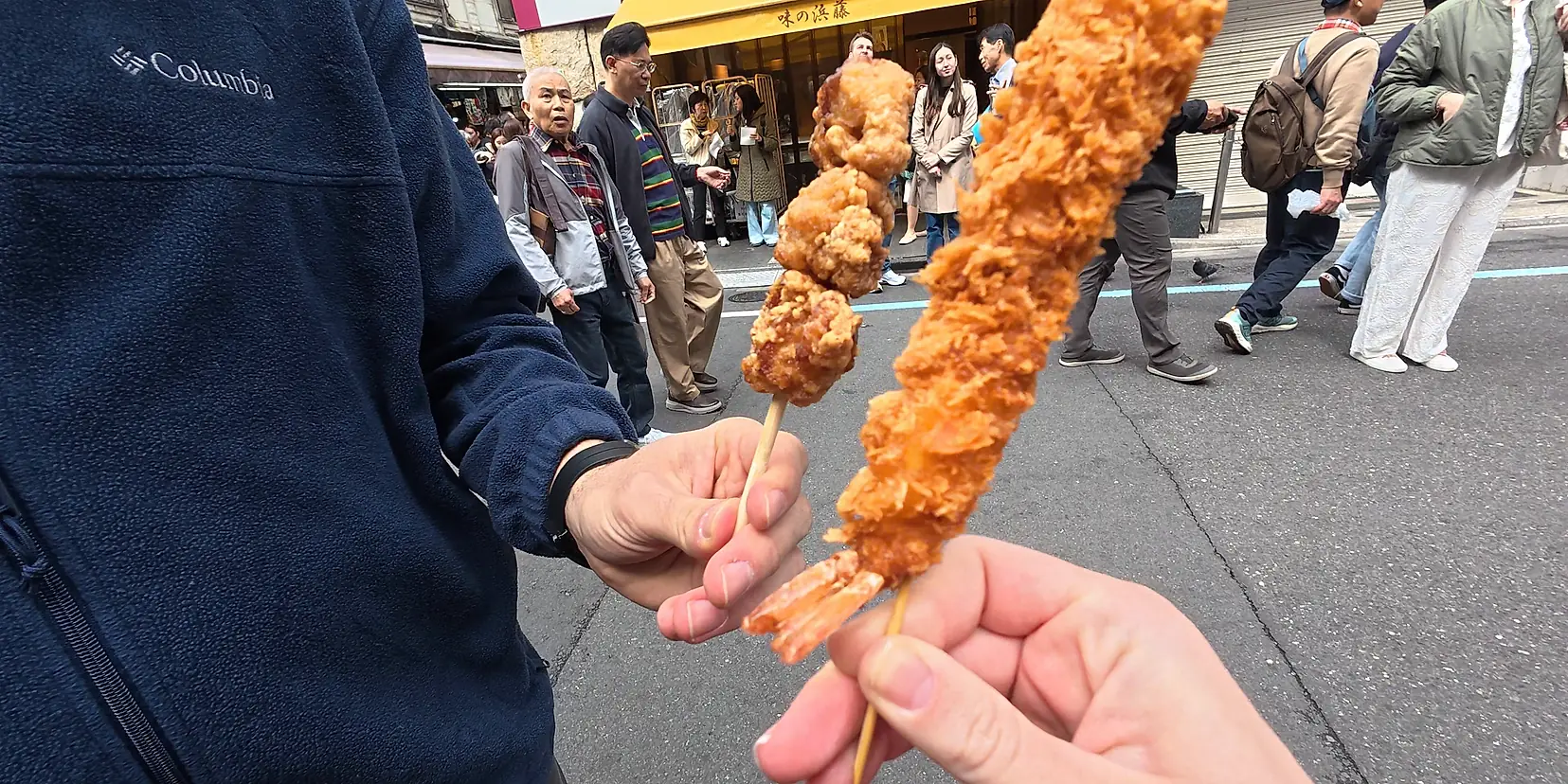 Espeto de tempurá de camarão dourado e crocante no mercado de Tsukiji