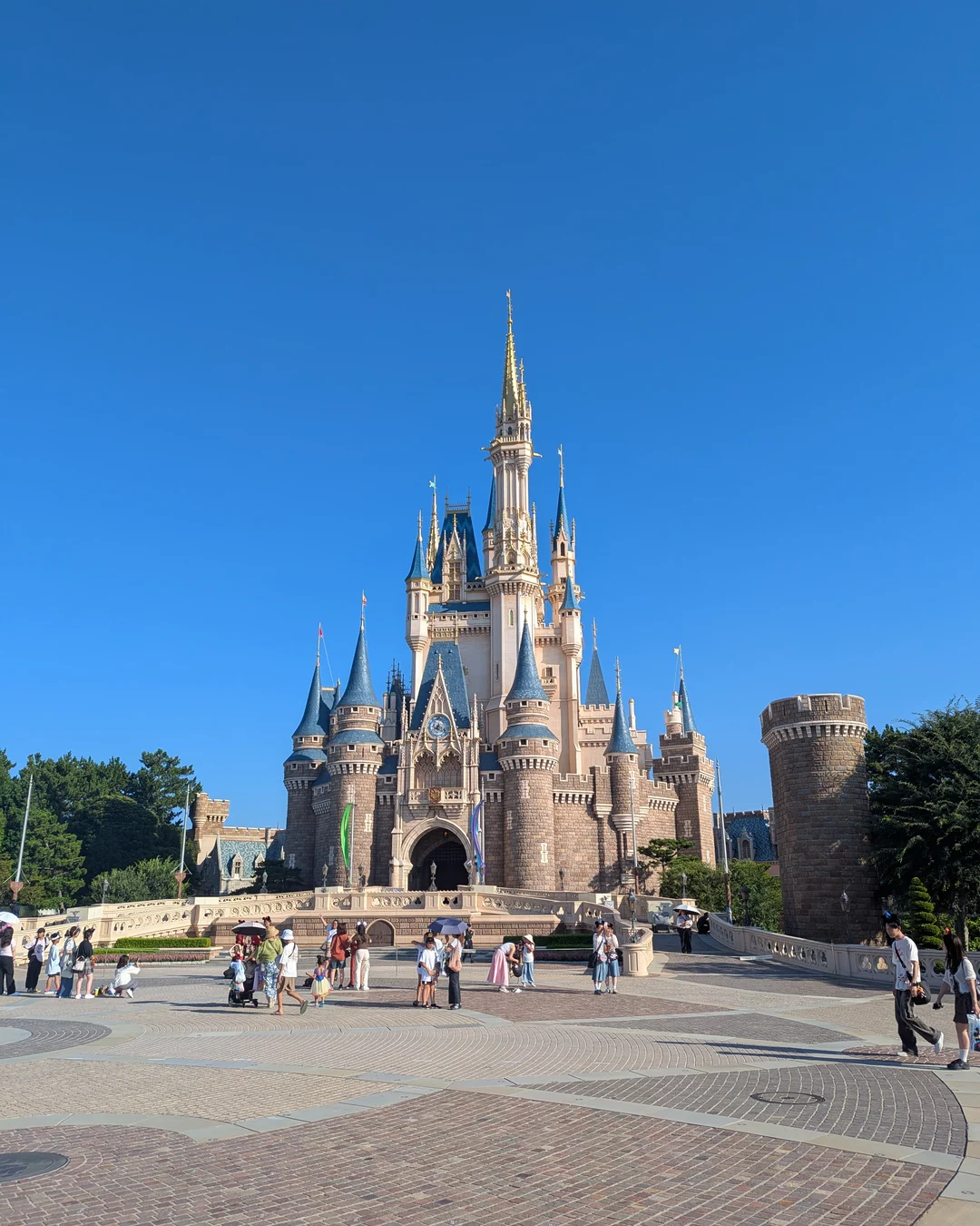 Castelo da Cinderela na Tokyo Disneyland, com o céu azul ao fundo