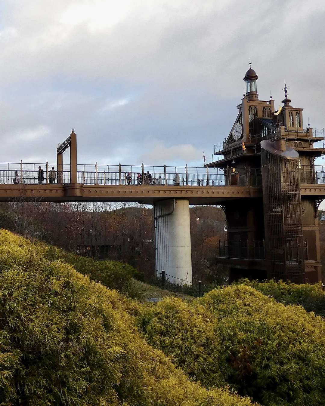 Torre do Elevador na Colina da Juventude, no Ghibli Park, perto de Nagoya