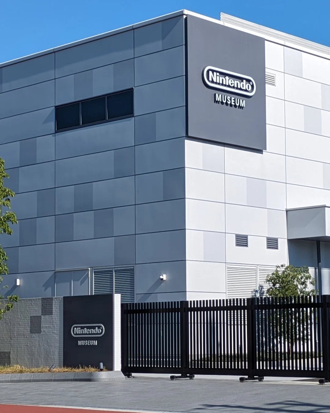 Fachada de vidro e metal do Nintendo Museum, em Uji, com o letreiro da Nintendo