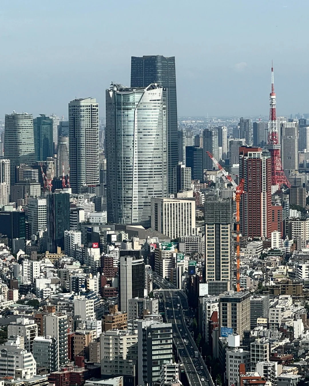 Vista de Tóquio a partir do mirante do Shibuya Sky, com a Torre de Tóquio ao fundo