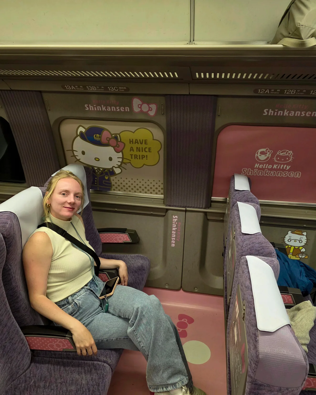 Shinkansen da Hello Kitty parado na plataforma de uma estação no Japão