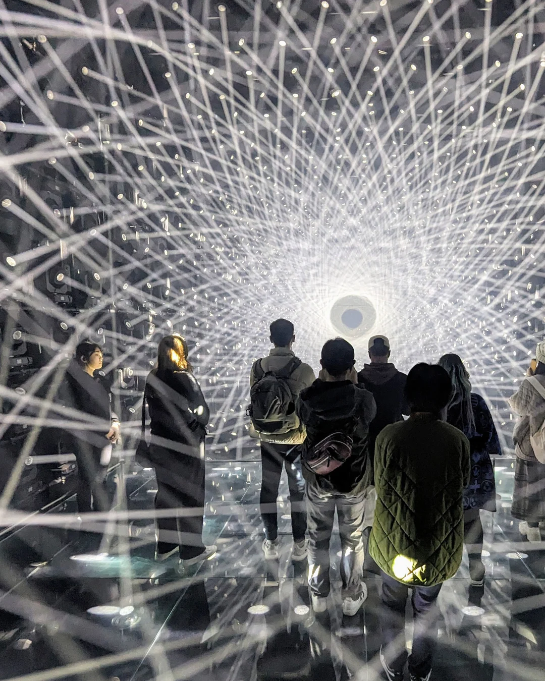Instalação de luzes do teamLab Borderless, no Azabudai Hills, em Tóquio