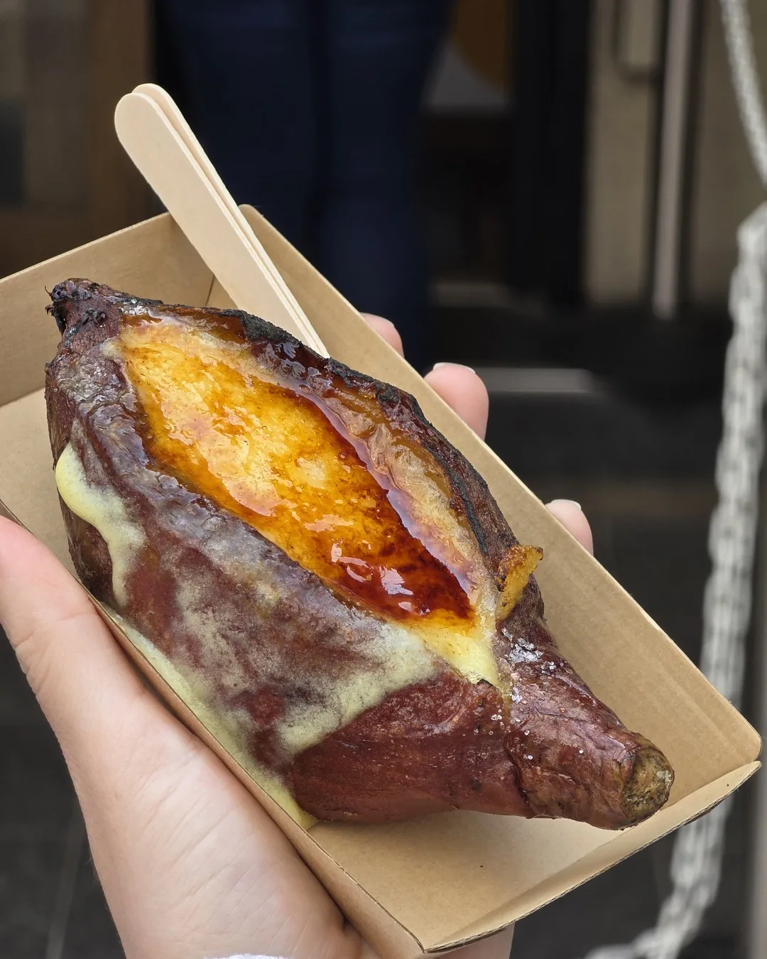 Batata-doce japonesa assada e recheada com creme brûlée, em Asakusa