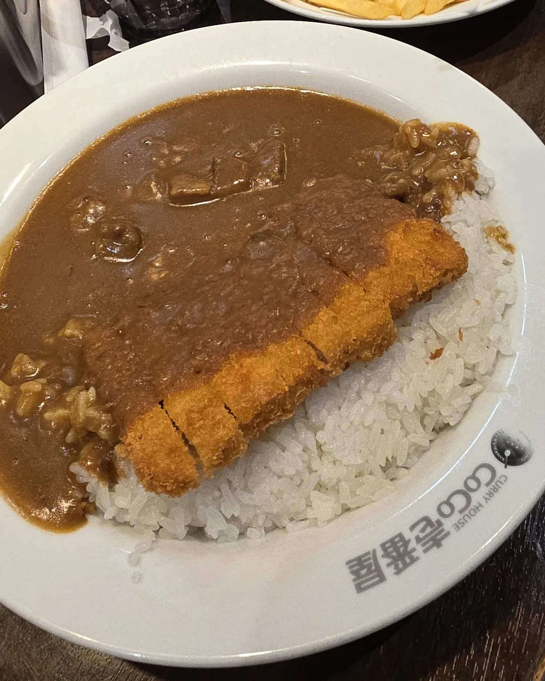 Prato de curry japonês com porco empanado e arroz no CoCo Ichibanya