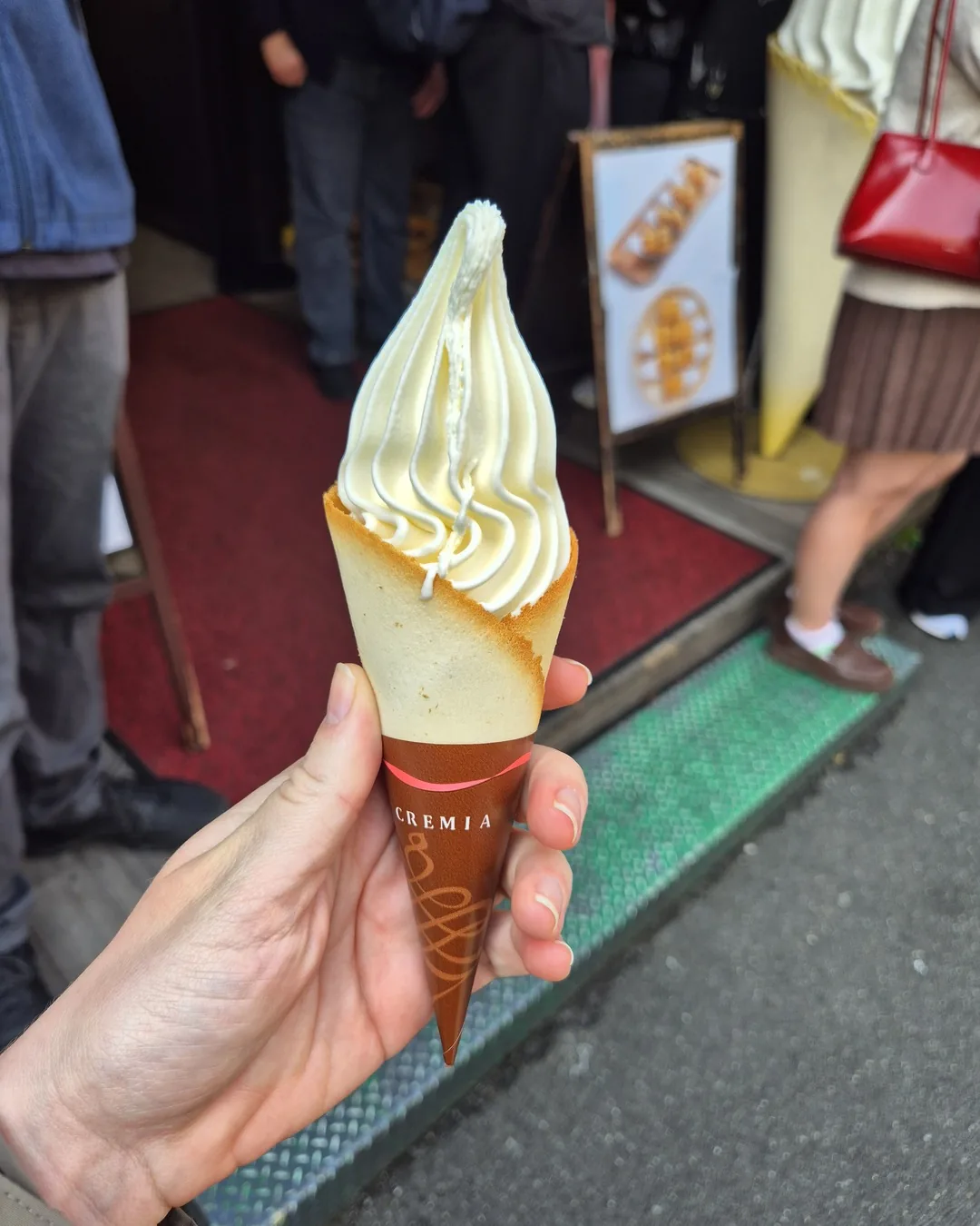 Sorvete Cremia na casquinha de biscoito langue de chat, no mercado de Tsukiji