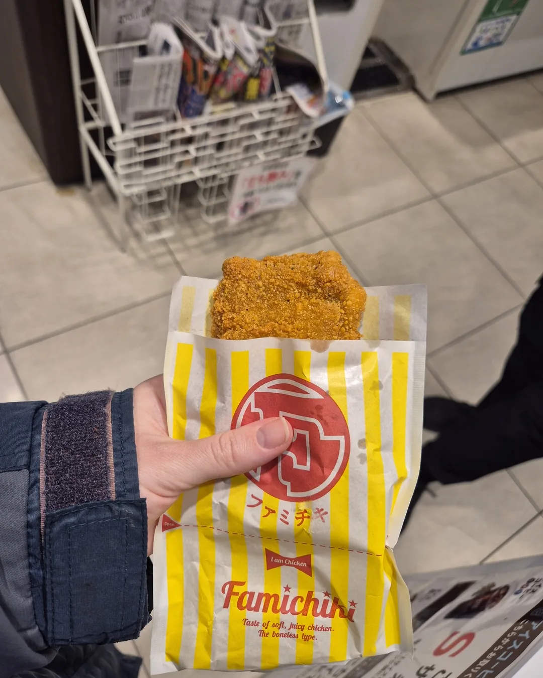 Famichiki, o frango frito da FamilyMart, no saquinho listrado amarelo