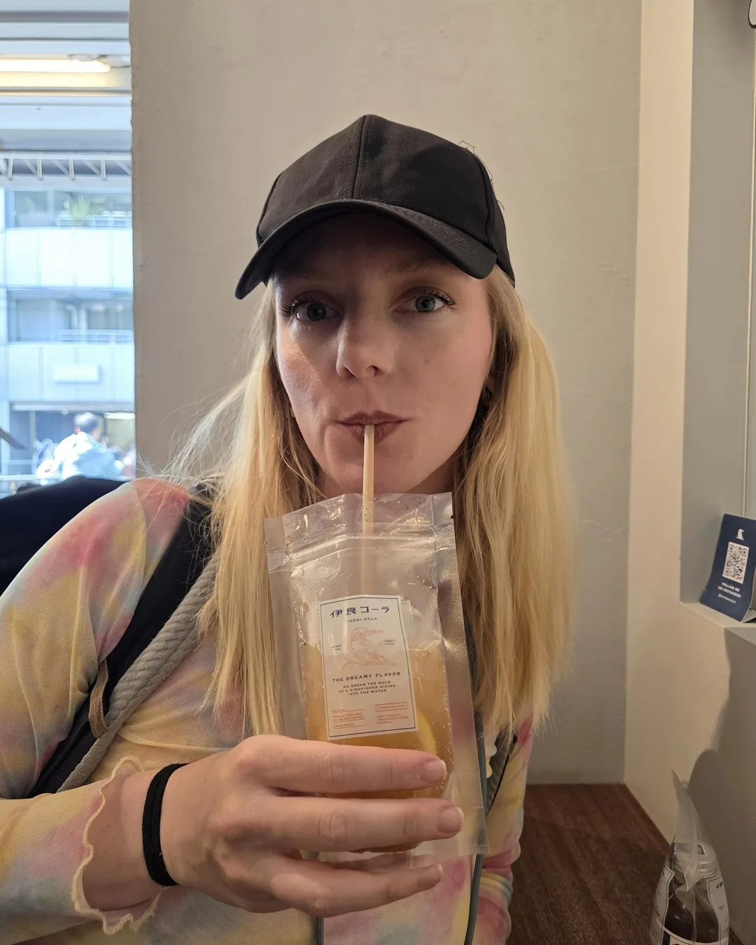 Bia tomando Iyoshi Cola, a coca artesanal japonesa, servida num saquinho com canudo