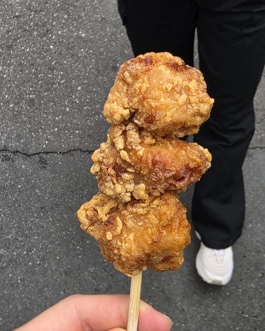 Espeto de karaage, frango frito japonês, no mercado de Tsukiji