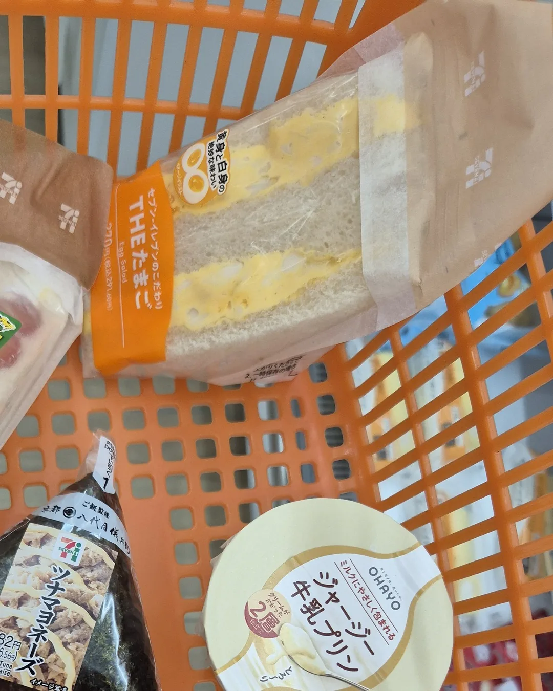 Sanduíche de ovo japonês, o tamago sando, de loja de conveniência