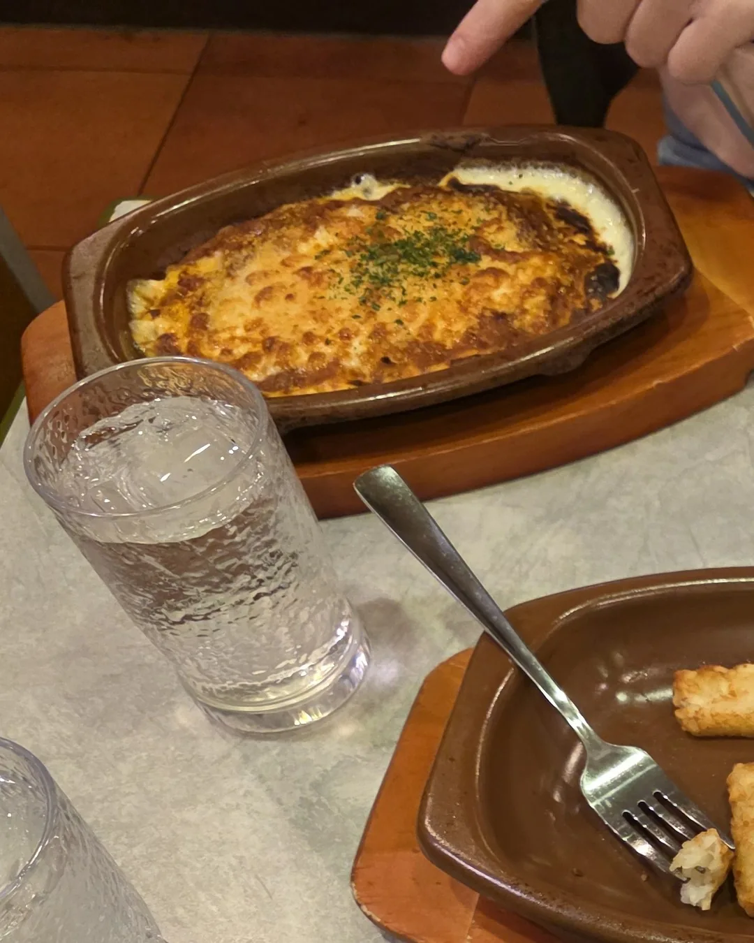 Doria à milanesa da Saizeriya, arroz gratinado com molho branco, molho de carne e queijo
