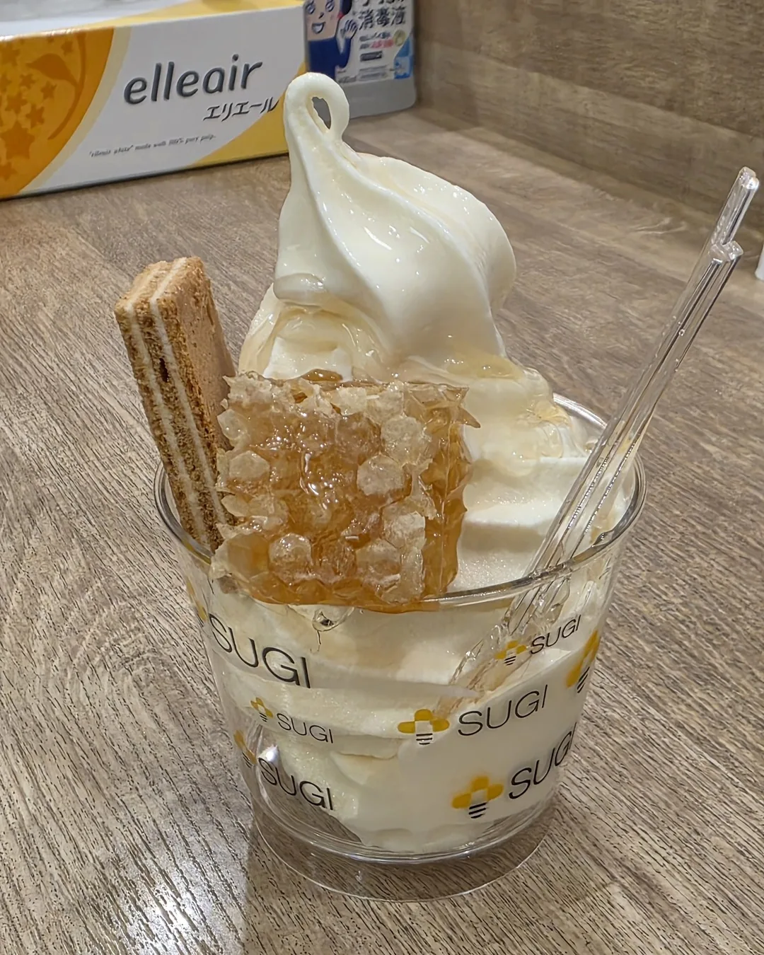 Sorvete de mel com um pedaço de favo de mel por cima, da Sugi Bee Garden