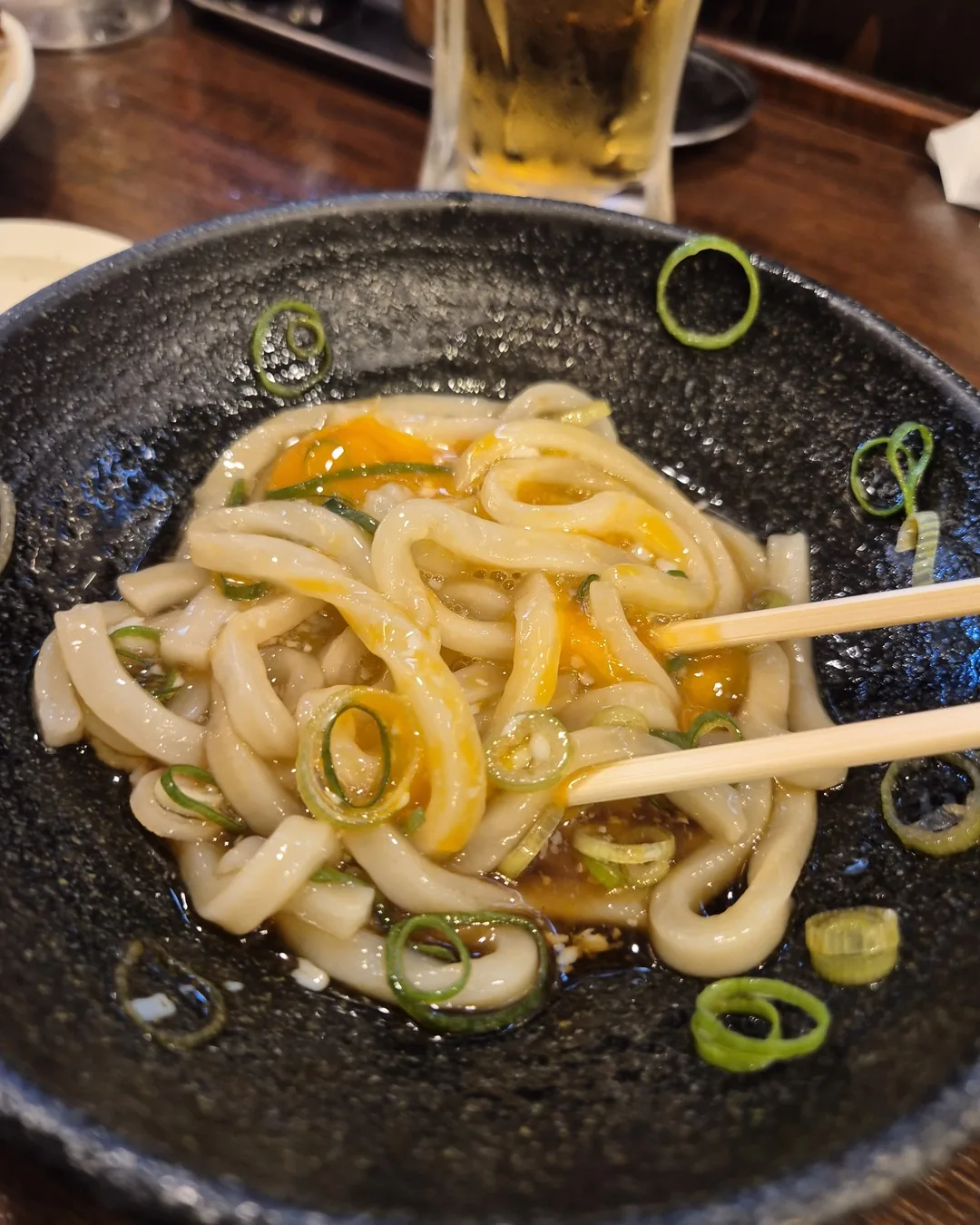 Prato de udon com ovo, cebolinha e molho, comido em Osaka